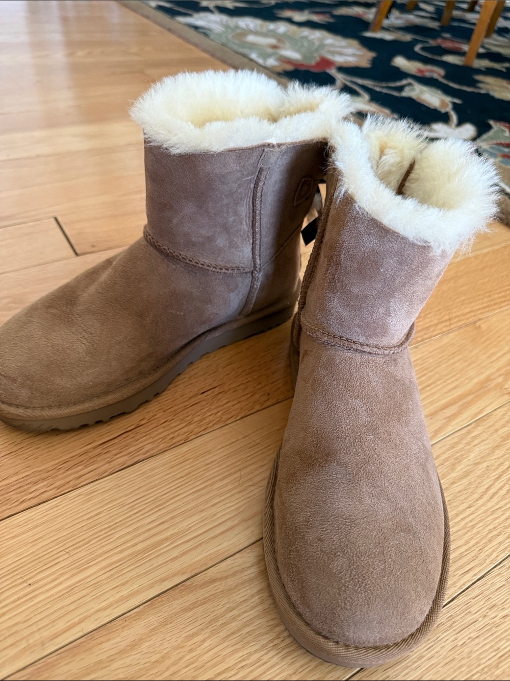 Classic Women's Shearling-Lined Short Boot - Chestnut Brown Ugg